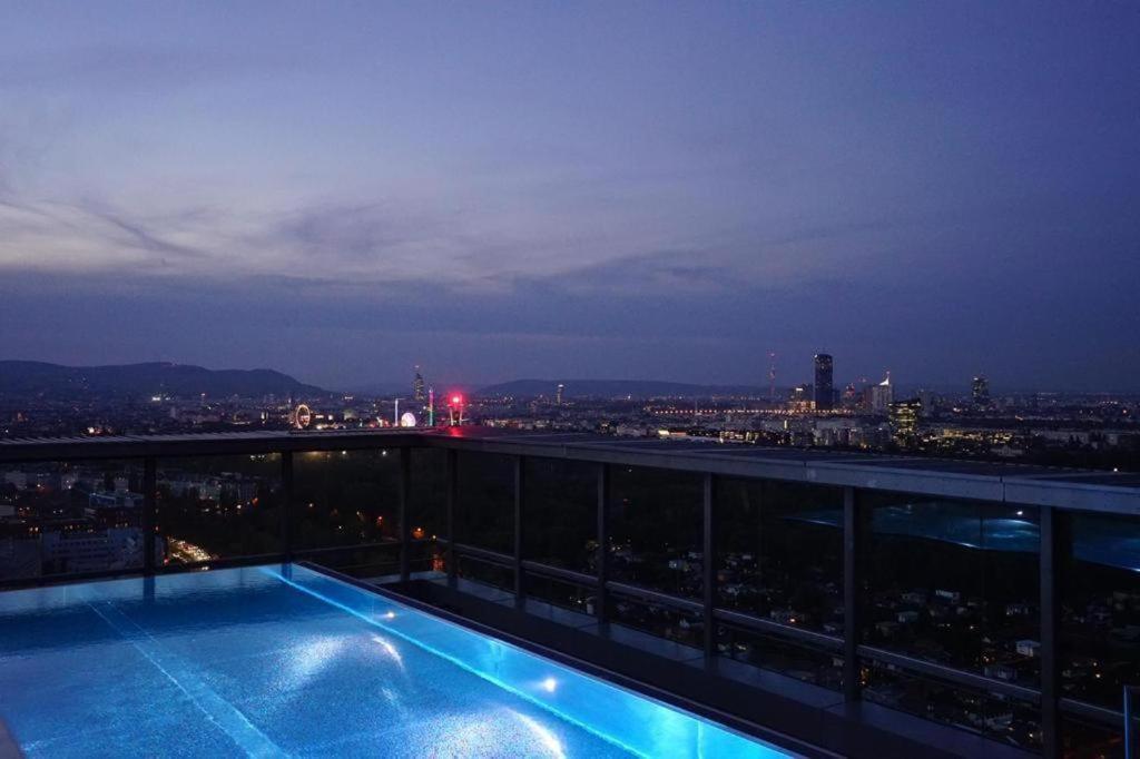 Executive Suite W/ Rooftop Pool Вена Экстерьер фото